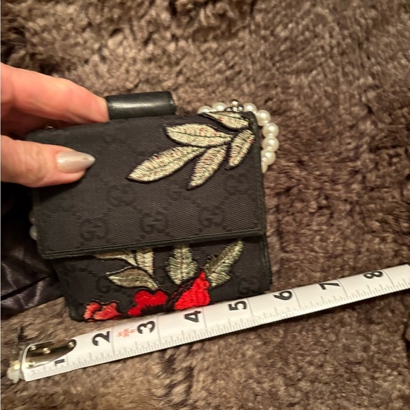 Elegant Black and Red Floral Women's Gucci wristlet - Picture 9 of 11